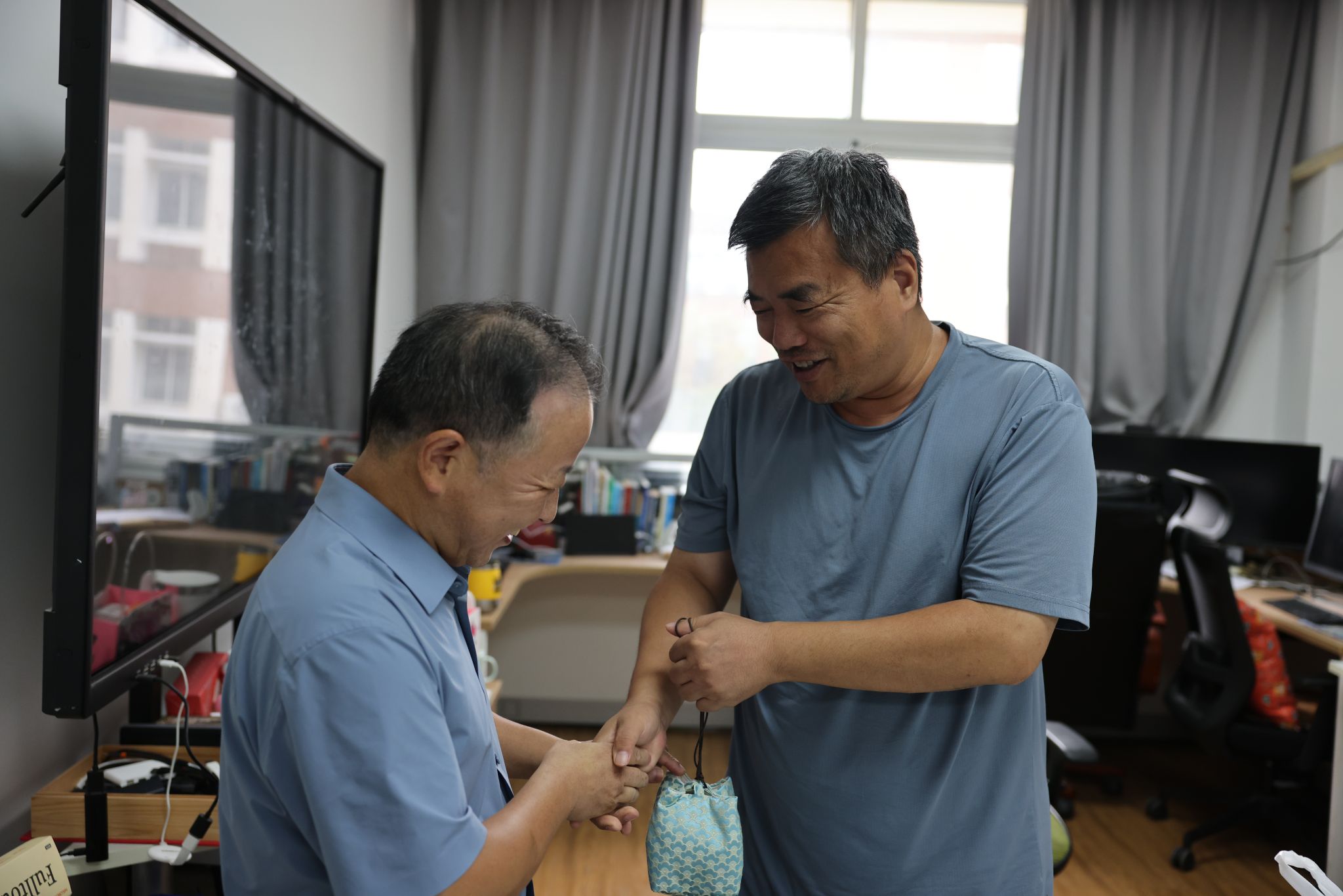 数学与统计学院走访慰问教职工致以教师节问候